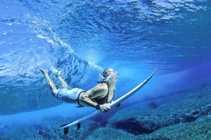 surfer girl underwater duck dive